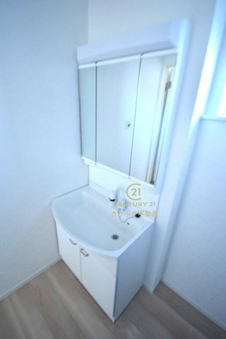 Cradlegarden　 ひたちなか市平磯遠原町　第1　1の独立洗面台|シャンプードレッサー付き洗面台は、広めで使いやすい、お手入れが楽なデザイン。窓があるので採光、通風良好です！