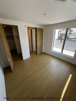 【洋室】 | GRAN　FELIDIA佐倉市上志津4期 | たっぷり収納できるウォークインクローゼット付きで、お部屋をすっきりと保てます。ゆとりの7.0帖で、心地よい眠りと快適な朝を迎えられる主寝室です。