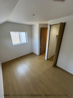 【洋室】 | GRAN　FELIDIA佐倉市上志津4期 | たっぷり収納できるウォークインクローゼット付きで、お部屋をすっきりと保てます。ゆとりの6.5帖で、心地よい眠りと快適な朝を迎えられる主寝室です。