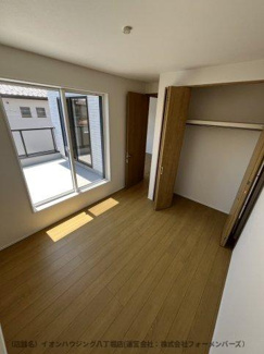 【洋室】 | GRAN　FELIDIA佐倉市上志津4期 | 大型クローゼットで衣類もたっぷり収納。バルコニーに直接出られるため、洗濯物もスムーズに干せます。陽光あふれる開放的なお部屋で、心地よいリラックスタイムを。