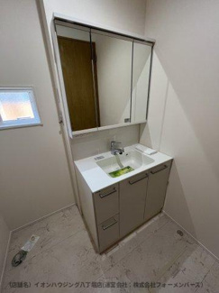 【独立洗面台】 | GRAN　FELIDIA佐倉市上志津4期 | ワイドな3面鏡裏にたっぷり収納！洗面台周りをすっきり保てます。効率的な収納で毎日の身支度もスムーズに。