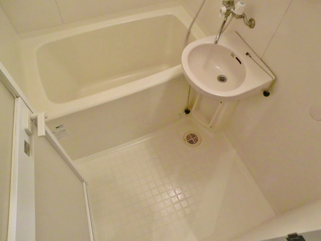 ＴＫグレイスビル２の浴室|綺麗な2点ユニットバスです。