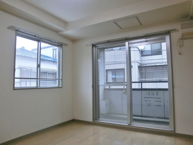 ＴＫグレイスビル２の居間・リビング|2面採光の洋室です。