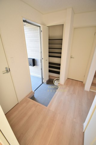 Cradlegarden　 ひたちなか市平磯遠原町　第1　2の玄関|たっぷり収納できるシューズボックスで玄関もスッキリ！扉の中は可動棚ですので、靴に合わせて高さを自由に変えることができます。玄関ドアにも断熱材が充填されており、冬の寒さが軽減されます。