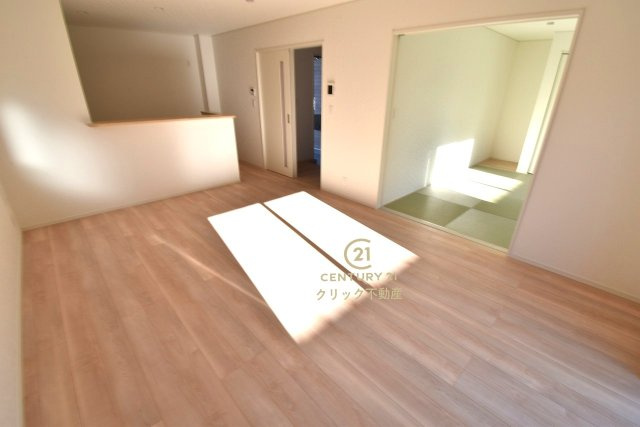 Cradlegarden　 ひたちなか市平磯遠原町　第1　2の居間・リビング|ナチュラルな色合いのLDKは家族が自然と寛げる場所にピッタリです。きっといつもの食事や何気ない会話も楽しくなりますね！ここから始まる「日常」がご家族にとってかけがえのない時間となりますように。