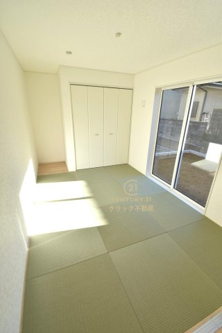 Cradlegarden　 ひたちなか市平磯遠原町　第1　2の和室|洋風和室です。ちょっと疲れた時にお昼寝できるのもうれしい、ホッとできる場所。季節物の収納などにも便利な押入れを配備。扉は折戸でデザインしております。