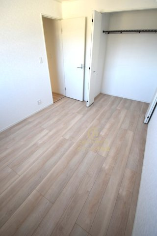 Cradlegarden　 ひたちなか市平磯遠原町　第1　2の洋室|折戸を開くと壁面クローゼット。衣類が横一列に並ぶためひと目で洋服が選びやすい！衣類をたくさんお持ちの方もスッキリ片付きます♪