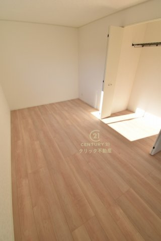 Cradlegarden　 ひたちなか市平磯遠原町　第1　2の洋室|フローリングなので重い家具も置けます。カーテンと家具を揃えるなどして、お好みのインテリアを楽しむことができます。収納スペースは全室に配備しております。