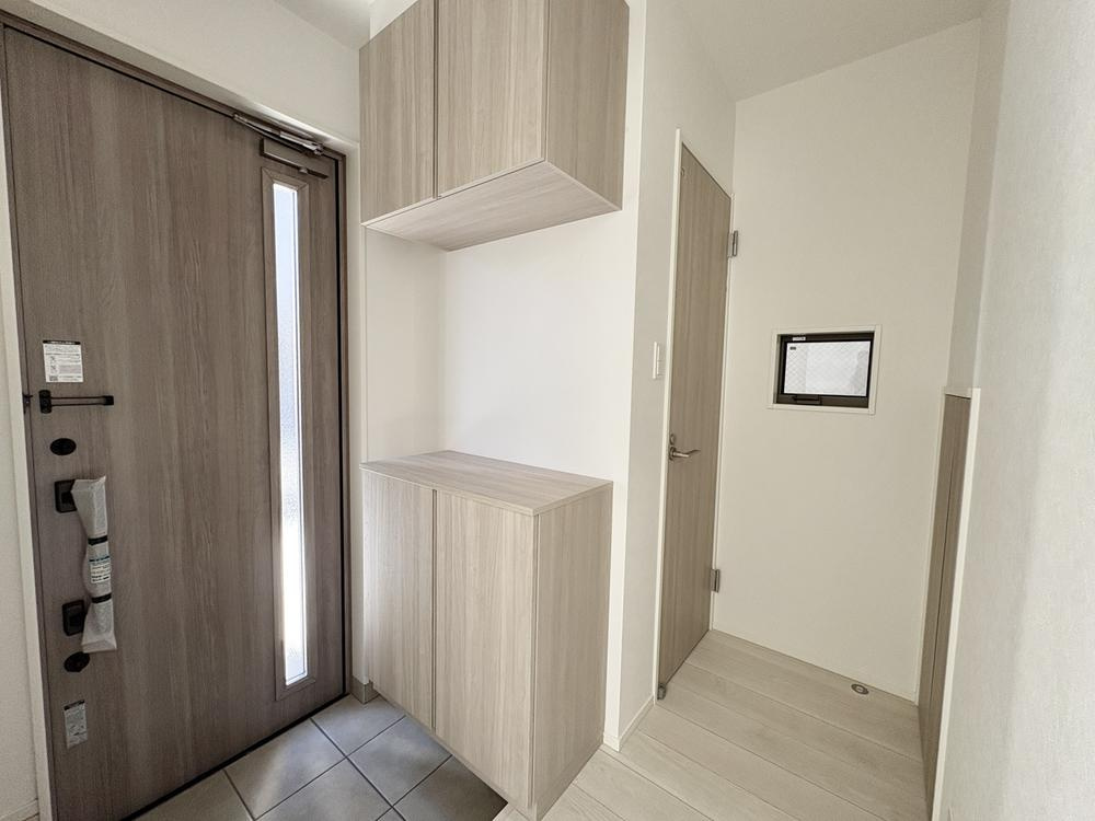 松山市小栗１丁目の玄関|ゆったりとした玄関です※施工事例です。実物とは異なります。