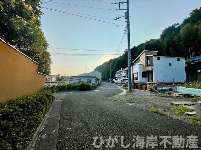 藤沢市城南２丁目　新築戸建　全2棟の前面道路含む現地写真|8月4日撮影　建築中　現地外観