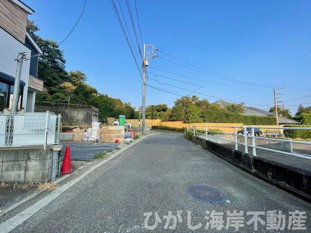 藤沢市城南２丁目　新築戸建　全2棟の前面道路含む現地写真|8月4日撮影　建築中　現地外観