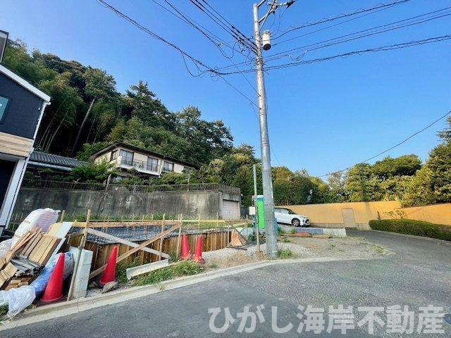 藤沢市城南２丁目　新築戸建　全2棟の前面道路含む現地写真|8月4日撮影　建築中　現地外観