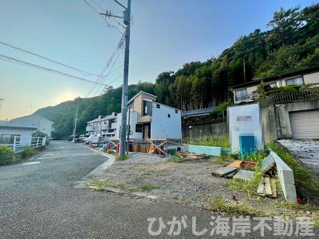 藤沢市城南２丁目　新築戸建　全2棟の前面道路含む現地写真|8月4日撮影　建築中　現地外観