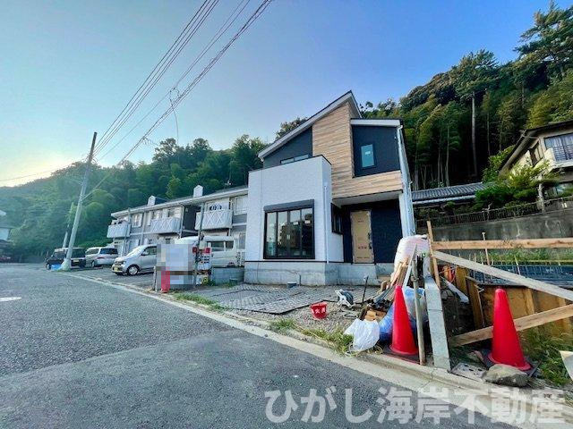 藤沢市城南２丁目　新築戸建　全2棟の前面道路含む現地写真|8月4日撮影　建築中　現地外観