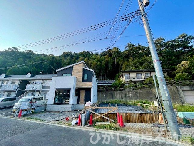 藤沢市城南２丁目　新築戸建　全2棟の前面道路含む現地写真|8月4日撮影　建築中　現地外観