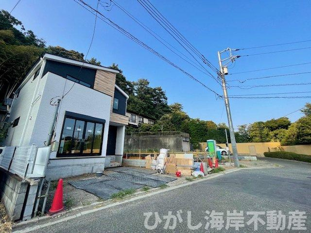 藤沢市城南２丁目　新築戸建　全2棟の前面道路含む現地写真|8月4日撮影　建築中　現地外観