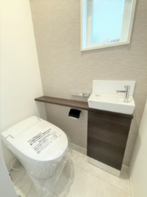 【トイレ】 | 【仲介手数料６００万円が無料！！】■尾山台駅４分■５ＬＤＫ■プレミアム仕様 | 【諸費用６００万円ＯＦＦ！！】
■尾山台駅４分
■４ＬＤＫ＋車庫＋ルーフバルコニー
■プレミアム仕様デザインハウス
■ＬＤＫは天井が吹抜けで豪快
■ＺＥＨ水準住宅
■省エネ性能ラベル
■内覧可能