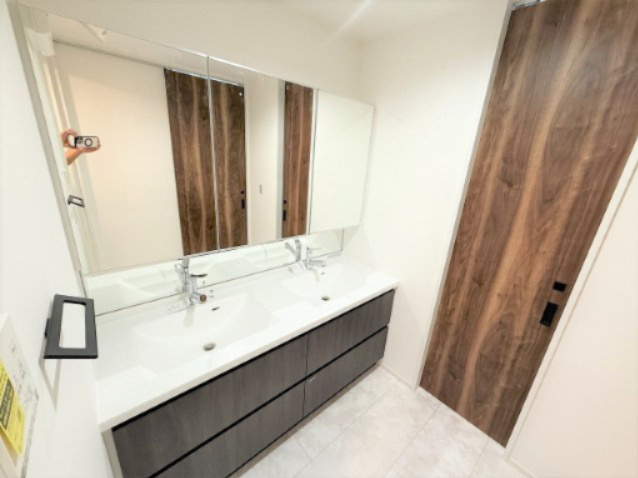 【独立洗面台】 | 【仲介手数料６００万円が無料！！】■尾山台駅４分■５ＬＤＫ■プレミアム仕様 | 【諸費用６００万円ＯＦＦ！！】
■尾山台駅４分
■４ＬＤＫ＋車庫＋ルーフバルコニー
■プレミアム仕様デザインハウス
■ＬＤＫは天井が吹抜けで豪快
■ＺＥＨ水準住宅
■省エネ性能ラベル
■内覧可能