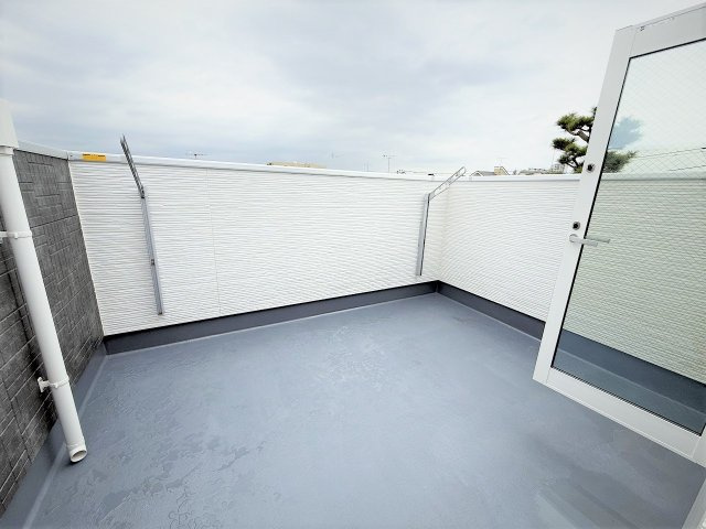 【バルコニー】 | 【仲介手数料６００万円が無料！！】■尾山台駅４分■５ＬＤＫ■プレミアム仕様 | 【諸費用６００万円ＯＦＦ！！】
■尾山台駅４分
■４ＬＤＫ＋車庫＋ルーフバルコニー
■プレミアム仕様デザインハウス
■ＬＤＫは天井が吹抜けで豪快
■ＺＥＨ水準住宅
■省エネ性能ラベル
■内覧可能