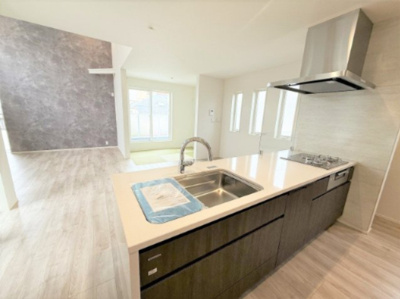 【キッチン】 | 【仲介手数料６００万円が無料！！】■尾山台駅４分■５ＬＤＫ■プレミアム仕様 | 【諸費用６００万円ＯＦＦ！！】
■尾山台駅４分
■４ＬＤＫ＋車庫＋ルーフバルコニー
■プレミアム仕様デザインハウス
■ＬＤＫは天井が吹抜けで豪快
■ＺＥＨ水準住宅
■省エネ性能ラベル
■内覧可能