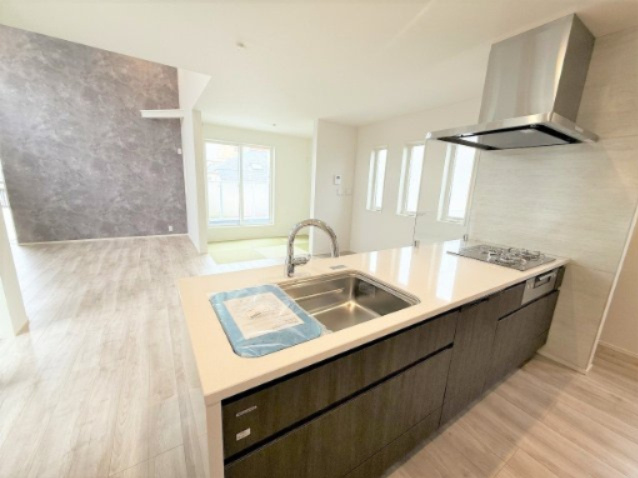 【キッチン】 | 【仲介手数料６００万円が無料！！】■尾山台駅４分■５ＬＤＫ■プレミアム仕様 | 【諸費用６００万円ＯＦＦ！！】
■尾山台駅４分
■４ＬＤＫ＋車庫＋ルーフバルコニー
■プレミアム仕様デザインハウス
■ＬＤＫは天井が吹抜けで豪快
■ＺＥＨ水準住宅
■省エネ性能ラベル
■内覧可能