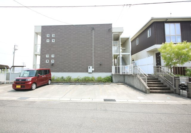 カネサ・プラシードの駐車場