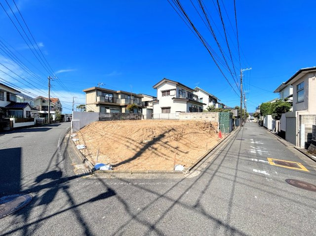 港南区上永谷1丁目　条件なし売地の前面道路含む現地写真|◆前面道路も幅員があり車の運転も安心！前面道路は閑静な住宅地。車通りの少ない道路です。お子様にも安心です。
