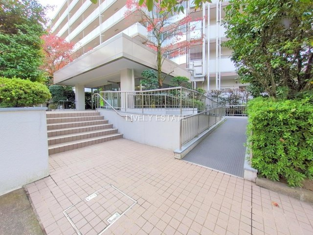 越谷ファミリータウン C棟のエントランス