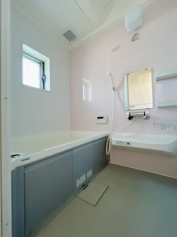 【中古戸建】児玉郡上里町大字七本木の浴室|■浴室｜大人が足を伸ばしても入れる広々浴槽ですので、肩まで浸かって体全体をしっかり温められます。大きな窓がついておりますので、湿気で篭りがちなバスルームも換気することができます( ＾＾ )