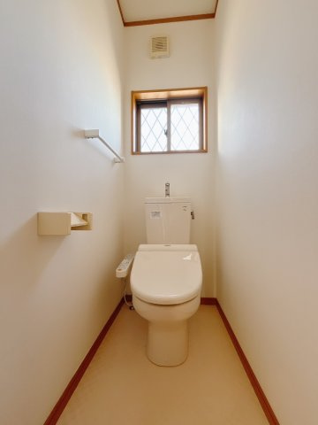 【中古戸建】児玉郡上里町大字七本木のトイレ|■トイレ｜大きな窓付きのトイレになっています！換気もでき常に綺麗を保てます♪