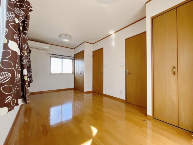 【中古戸建】児玉郡上里町大字七本木の洋室|■洋室｜ナチュラルカラーの床です。模様替えなどとても楽しく工夫できます♪陽当たり、風通しもとても良いので毎日快適な生活スタートです！子供部屋にも良いですね♪