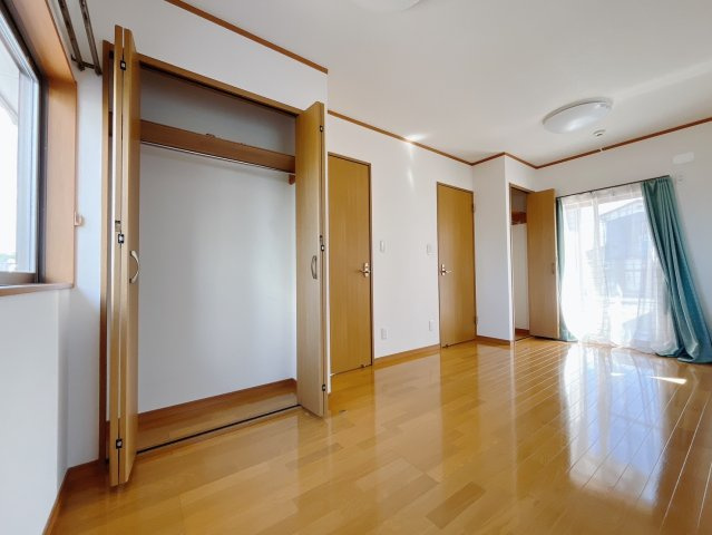 【中古戸建】児玉郡上里町大字七本木の洋室|■洋室｜洋室には大きな窓をご用意しています。日中はあたたかな日差し差し込み自分時間も充実できますね＾＾