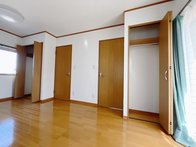 【中古戸建】児玉郡上里町大字七本木の収納|■洋室｜収納をご用意しています♪常にお部屋を綺麗に保てます！小さなお子様も自然とお片付けができるようになるのでうれしいですよね！