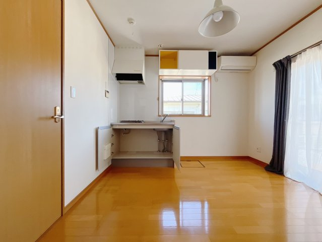 【中古戸建】児玉郡上里町大字七本木のキッチン|■キッチン｜お料理をしながら会話も弾むカウンターキッチン。出来上がったお料理をカウンター越しからお子様に運んでもらったりと、お手伝いも楽しくしてもらえることができます♪