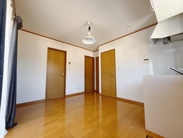 【中古戸建】児玉郡上里町大字七本木の居間・リビング|■リビング｜陽当たり良好のリビングダイニング♪賃貸では叶わなかった、お友達とのホームパーティや大音量で映画やテレビを楽しむことができます(*^^*)