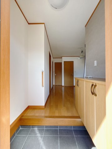 【中古戸建】児玉郡上里町大字七本木の玄関|■玄関｜毎日の「いってらっしゃい」や「お帰りなさい」を大切なご家族と過ごす玄関は〈使いやすさ〉を追求しております。玄関横の物入は急な来客時でもさっとお片付けできるスペースを確保しています。