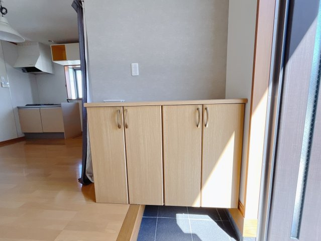 【中古戸建】児玉郡上里町大字七本木の玄関|■玄関｜玄関横の物入は急な来客時でもさっとお片付けできるスペースを確保しています。