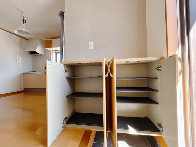 【中古戸建】児玉郡上里町大字七本木の玄関|■玄関｜収納豊富な玄関♪どんどん増えていく靴もしっかり収納できます！