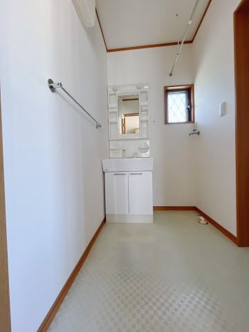 【中古戸建】児玉郡上里町大字七本木の独立洗面台|■洗面室｜大きな鏡で朝の身支度もラクラク♪毎日の忙しい準備が楽しくなる洗面所です(^^♪