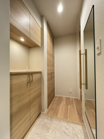  ルミエール　ドゥ―スの玄関|収納豊富で姿見がある玄関！