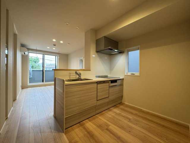  ルミエール　ドゥ―スのキッチン|キッチンにはIH3口コンログリル付き！食洗器も付き♪