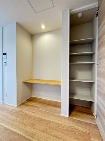  ルミエール　ドゥ―スの設備|LDKに設置されている棚です！