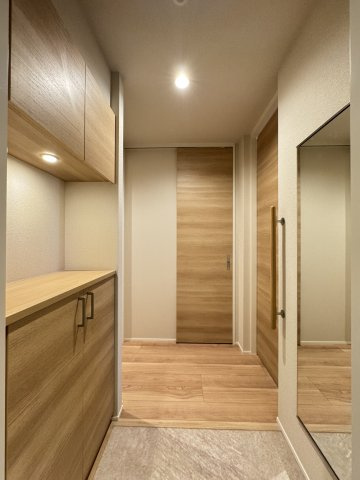  ルミエール　ドゥ―スの玄関|玄関には姿見もございます♪