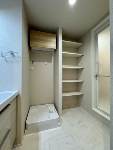  ルミエール　ドゥ―スの洗面所|洗濯機置き場横に便利な収納がございます♪