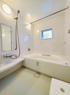 【浴室】 | 【浴室】一坪以上のゆったりとくつろげる綺麗な浴室ですよ！浴室に窓が付いているので、換気ができて湿気やカビ防止になりますよ！