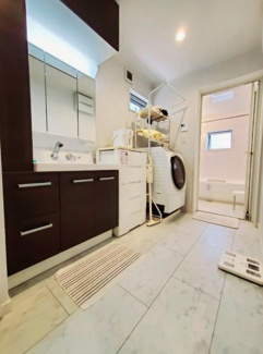 【洗面所】 | 【洗面所】ゆとりの洗面所ですよ！家族そろって身支度出来ますね☆小物の収納力が高い三面鏡の洗面台です！シャワー付きなので、朝の身支度の忙しい時間に重宝しますね♪