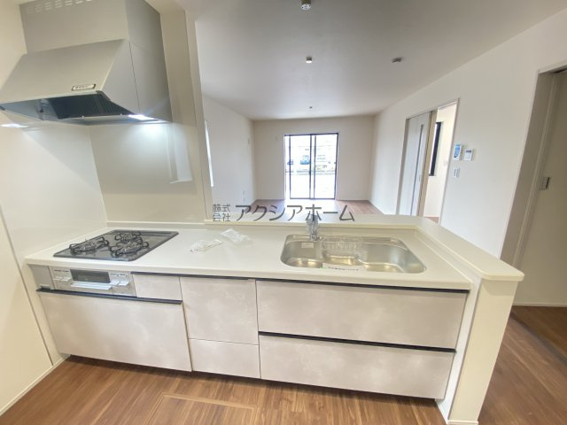 飯能市双柳・全11棟　新築一戸建　8号棟　のキッチン|リビングが見渡せる対面式キッチン