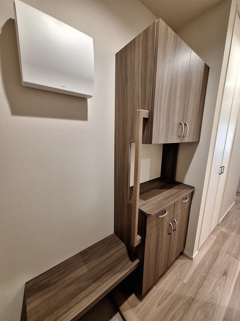 （シニア限定）ソレアード三田の玄関|手すりと椅子で立ち座りを補助/靴の履き替え時の転倒防止