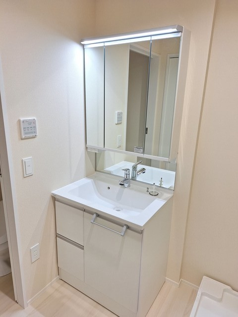 （シニア限定）ソレアード三田の洗面所|鏡面裏に収納あり/ホースヘッド