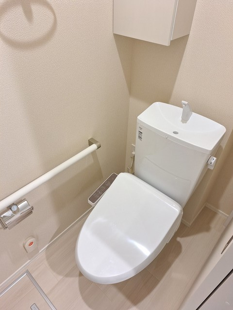 （シニア限定）ソレアード三田のトイレ|手すり付きでつまづき防止/便座/ウォシュレット付き